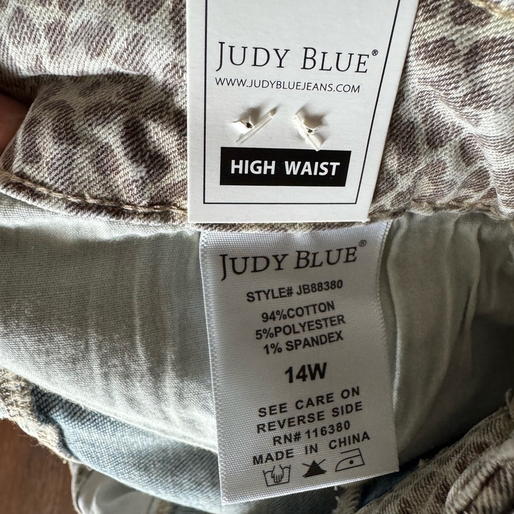 Judy Blue- NWT- Light Blue SLIM Fit Jeans with Leopard Pocket - Picture 4 of 4